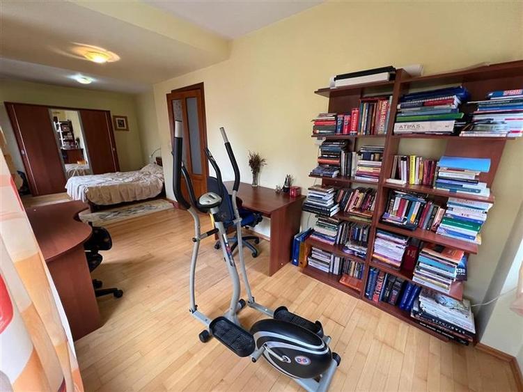 Proprietate deosebita de vanzare in centrul Bacaului- eleganta, istorie si inves - 29