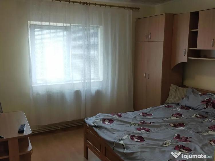 Proprietar inchiriez apartament cu doua camere Gae?ti central - 2