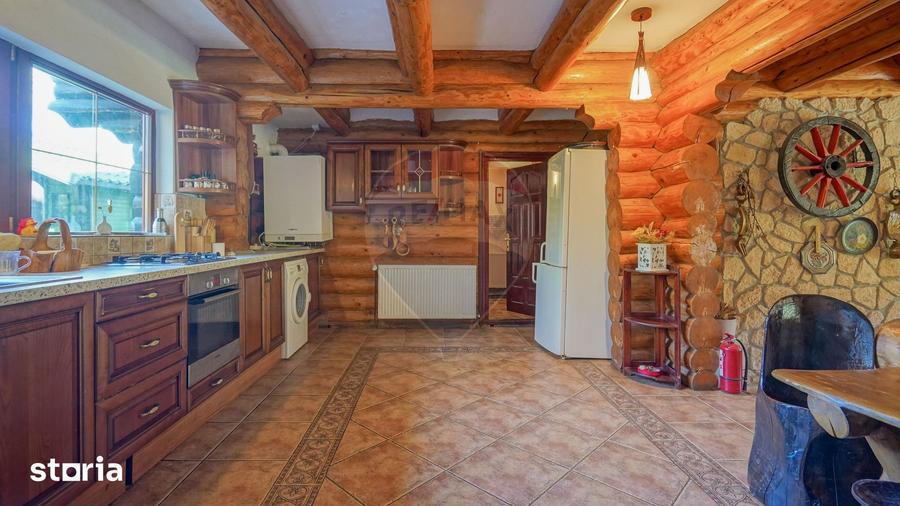 Casă cu 8 camere cu Teren 1000 Mp în Central