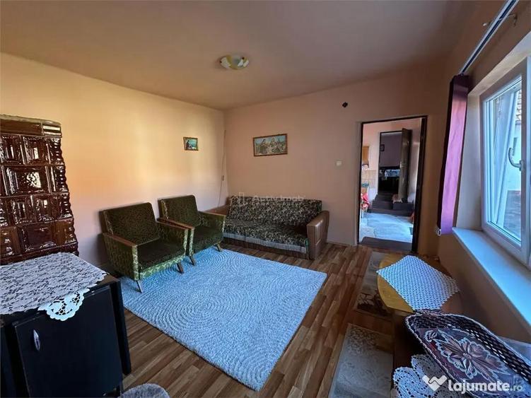 Casa Solida, pentru Familie extinsa, cu Gradina si Teren, D - 13