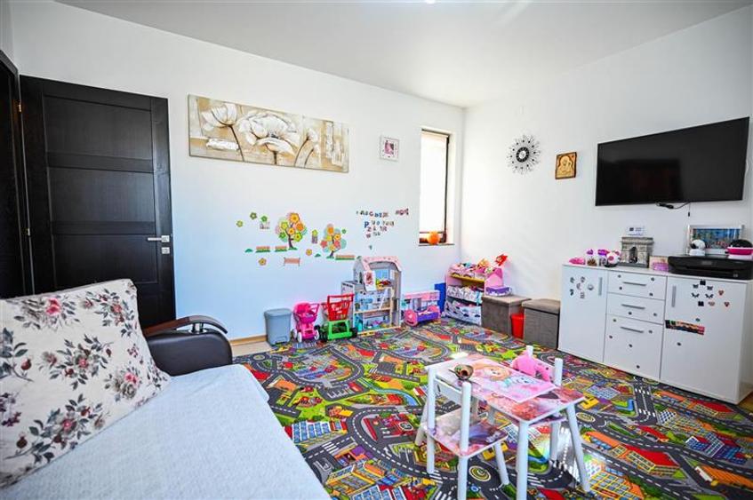 Resedinta distincta, mobilata cu rafinament, pe 1.000 mp teren, Central, Sacele, - 23