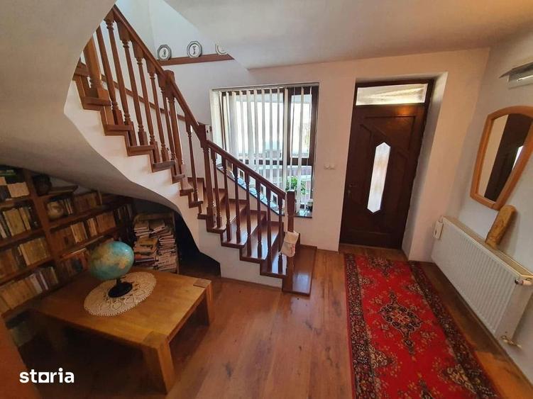 Casa cu mansarda ?i garaj, 6 camere, curte - 8