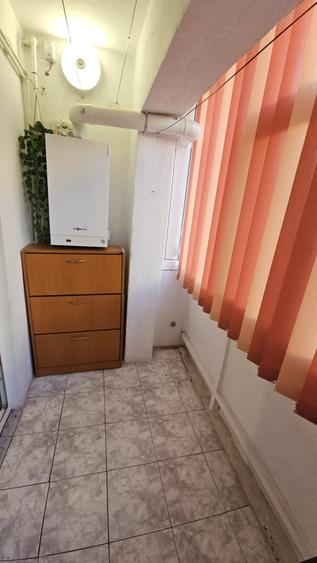 Apartament cu 3 camere semidecomandat în Far