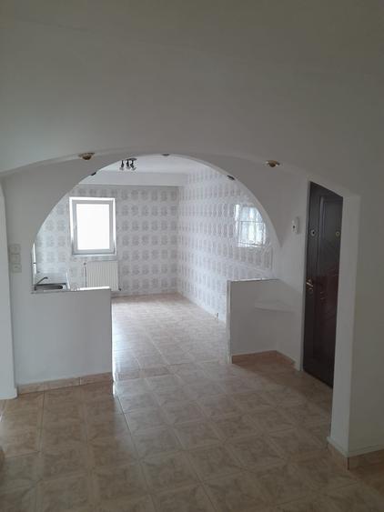 Apartament trei camere decomandat, etaj patru bloc 1986, centrala, simplu, liber - 3