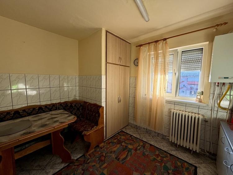 Apartament cu 2 camere semidecomandat, mobilat în Cetate