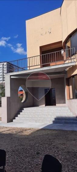 Casă individuală cu 12 camere cu Piscina în Fundeni