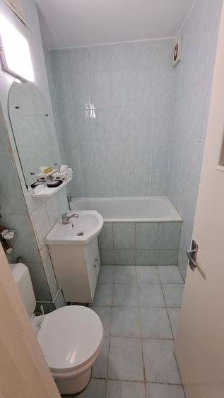 Apartament cu 3 camere semidecomandat în Bucur Obor