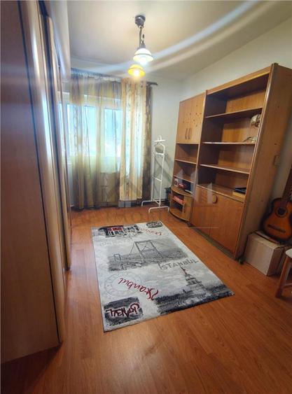 Apartament cu 4 camere decomandat, mobilat în Nicolina