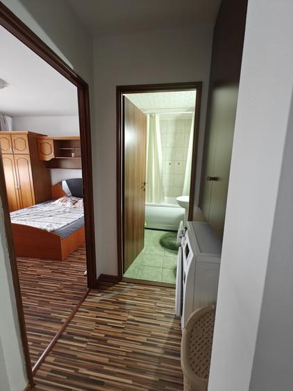 Apartament cu 2 camere semidecomandat în Craiovița Nouă