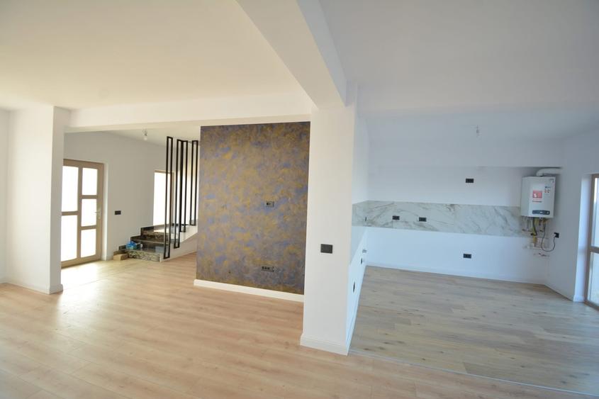 Casă individuală cu 4 camere cu Teren 172 Mp în Central