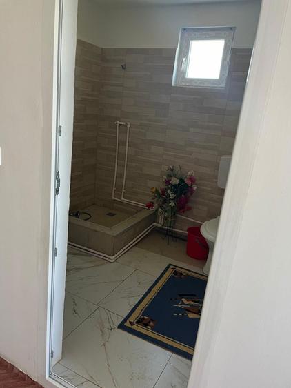 Casa la curte de inchiriat 6 camere, 4 bai ideala pentru echipe muncitori / grupuri alte nationalitati - 4