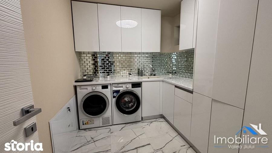 Casa / Pensiune exclusivista - Petrila (Bratianu) | 4 camere cu baie - 8
