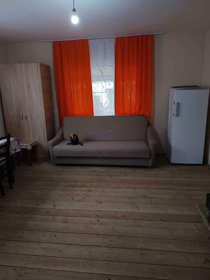 Se vinde casa, situata intr-o zona linistita, ideala pentru locuit si relaxare. - 5
