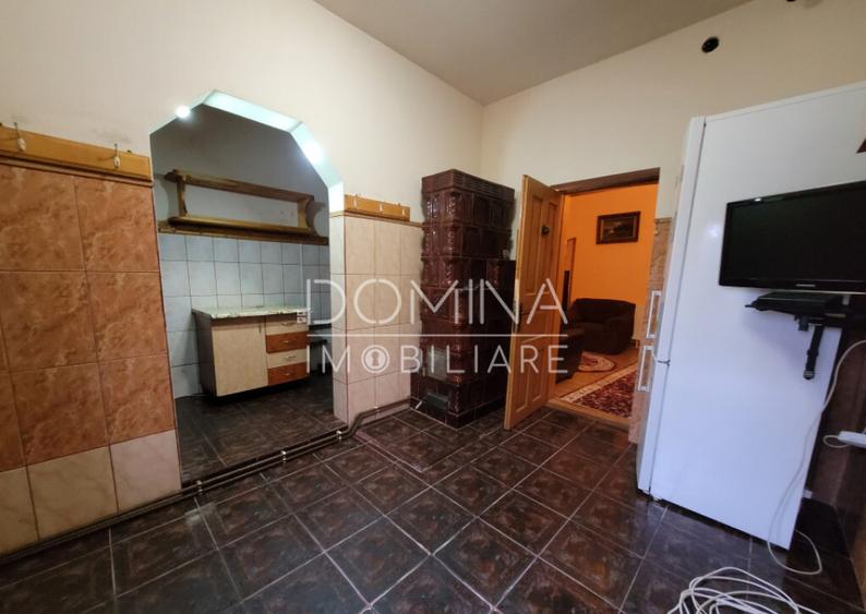 Casa tradi?ionala, in centrul satului Polovragi - 3