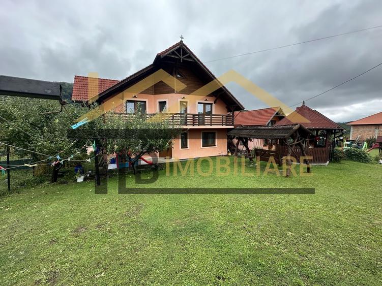 Casă individuală cu 8 camere cu Canalizare în Praid