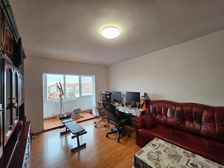 Apartament 3 camere, decomandat, etajul 4 din 4, cu pod, Girocului, comision 0% - 2