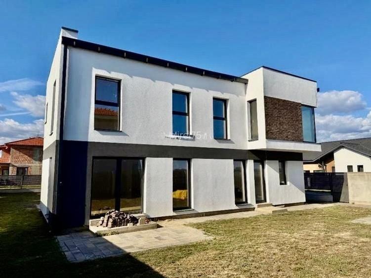 Duplex despartit prin camera Tehnica, Mosnita Noua-Valery