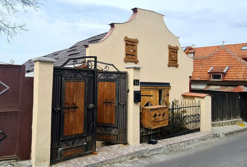 CASA COCHETA CENTRU ISTORIC CU PRIVELISTE-FARA CURTE-PRETABIL PENTRU INVESTITIE - 1