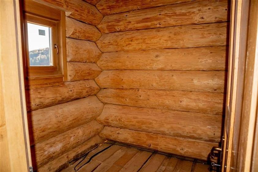 Casa din lemn rotund (Izvoru Muresului, str. Garii) - 17