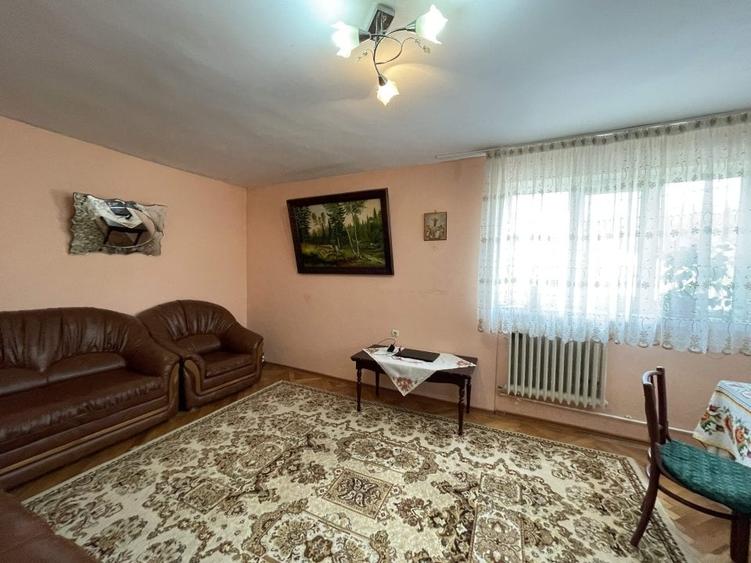 Casă individuală cu 10 camere cu Teren 825 Mp în Orașul de Jos