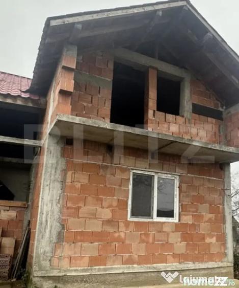 Casă cu 3 camere cu Teren 2967 Mp în Vest