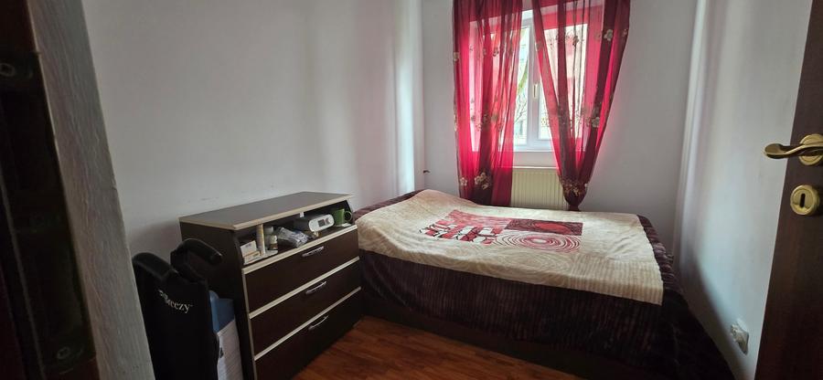 Apartament cu 3 camere semidecomandat, mobilat în Micro 5