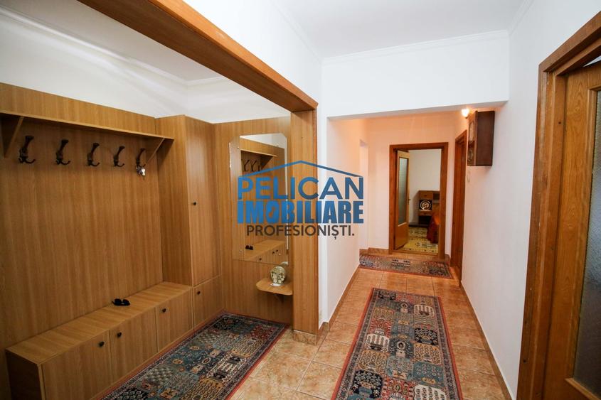Apartament cu 3 camere decomandat, mobilat în Central