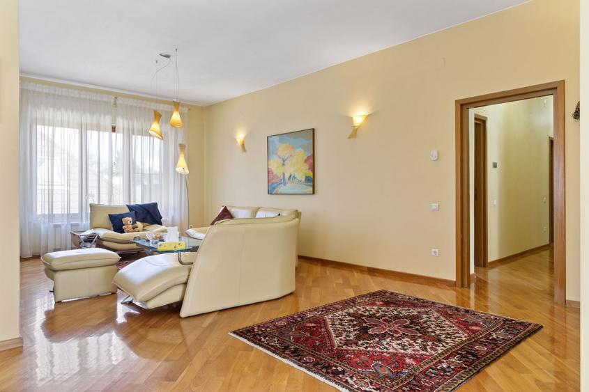 Apartament cu 8 camere semidecomandat, mobilat în Capitale