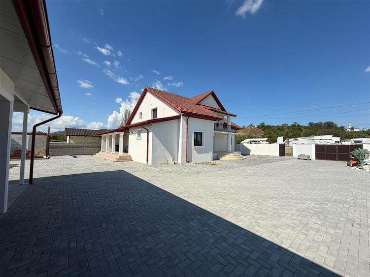 Casă individuală cu 4 camere cu Garaj în Vest