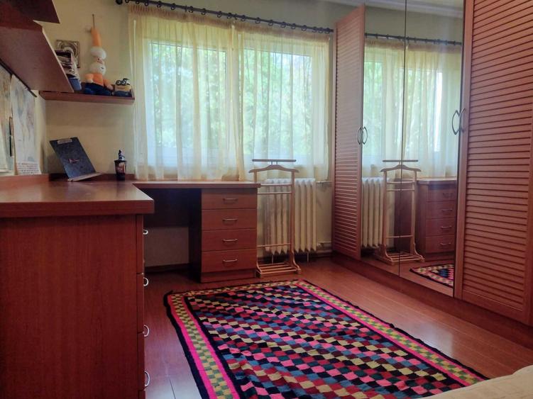 Apartament cu 3 camere decomandat în Giurgiului