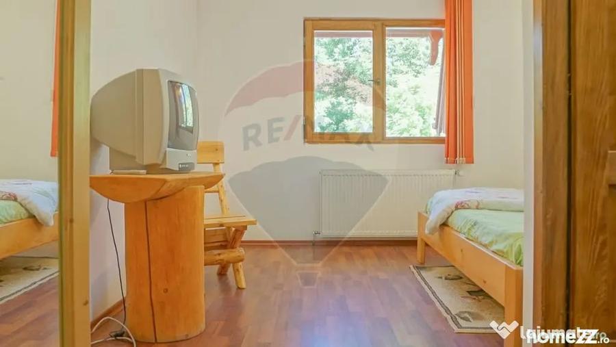 Casă cu 9 camere cu Teren 1000 Mp în Moieciu
