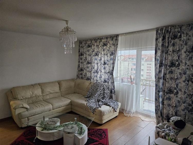 Apartament cu 3 camere decomandat în Exterior Vest