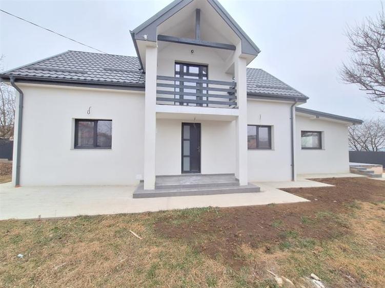 Casă individuală cu 5 camere cu Teren 550 Mp în 9 Mai