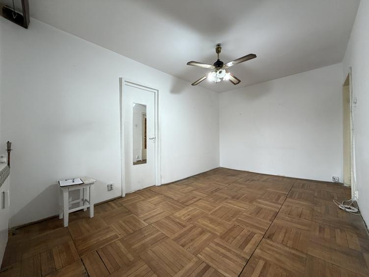 Apartament cu 3 camere nedecomandat, mobilat în P-ța Doina