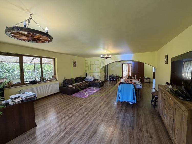 Casă individuală cu 8 camere cu Teren 1787 Mp în Mofleni