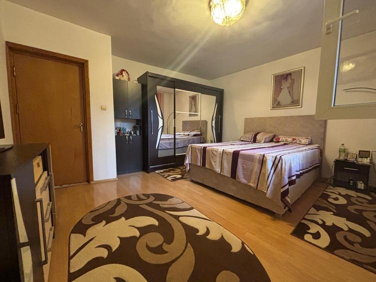 Casă cu 6 camere cu Canalizare în Industriilor
