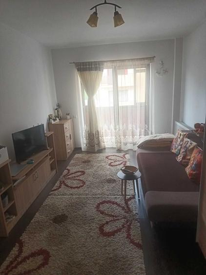 Apartament cu 3 camere decomandat în Florești
