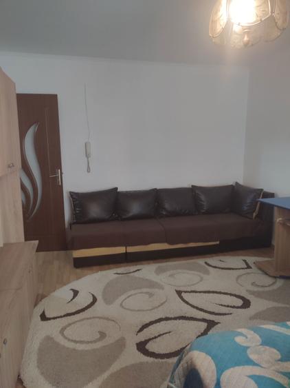 Propietar,inchiriez apartament cu o camera,decomandat in Nicolina 1 - 6