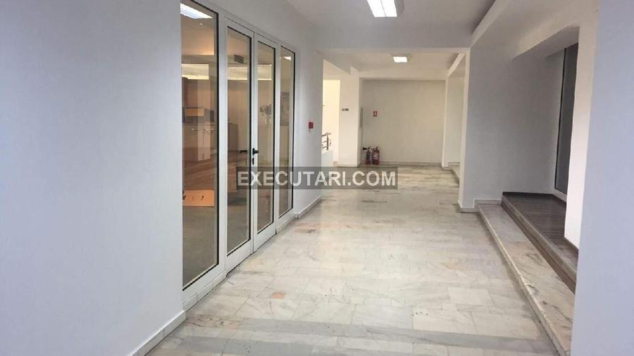 Spațiu comercial, de 800 mp, în Central