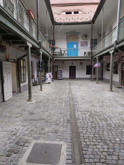 Inchiriez spatiu comercial cca 45 mp ultracentral in Sibiu pe Balcescu in curte cu vad f bun 550 E. - 5