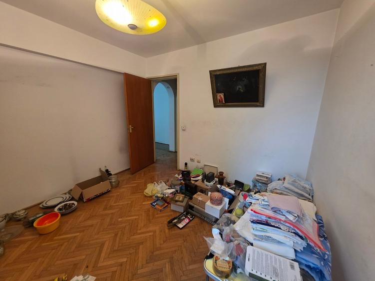 Titan, 10 minute metrou Costin Georgian, la piata Minis,  2 grupuri sanitare - 13