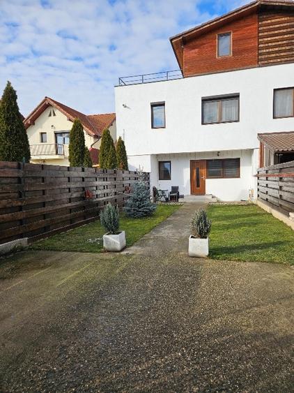 Vand apartament 3 camere decomandate , la vila cu curte individuala - 1