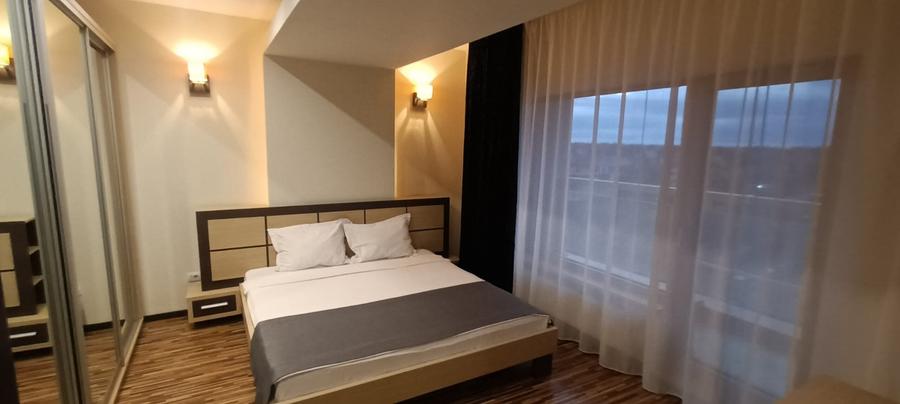 Apartament cu 3 camere de închiriat, zona Km 5 - 4