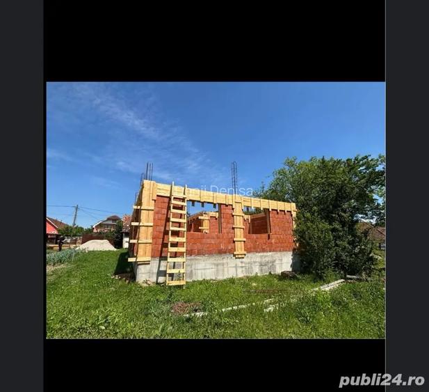 Vand casa semi facuta