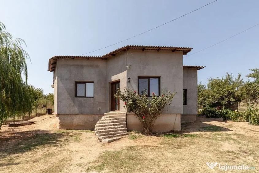 Casă cu 4 camere cu Teren 1175 Mp în Central