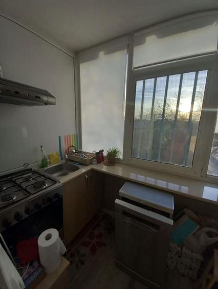 Chirie 330 euro + o luna garantie, negociabil, Zona Mihai Bravu, etajul 2, disponibil din 10 mai - 1