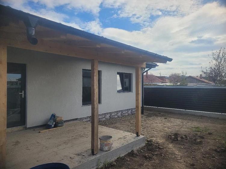 Casa de vanzare in com. Cordun jud. Neam?.Pentru mai multe detalii suna?i la nr. - 4