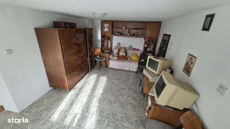 Casă cu 4 camere semidecomandat în Gologanu