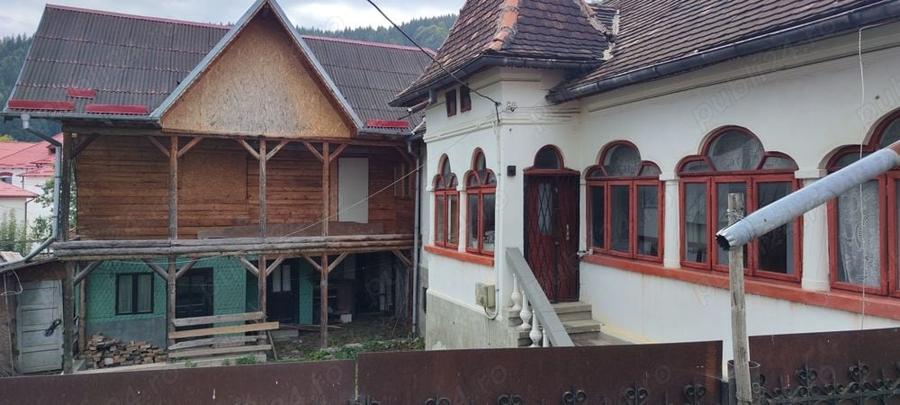 Casă cu 6 camere în Rucăr