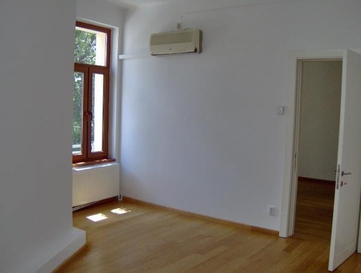 Apartament cu 5 camere decomandat în Cișmigiu
